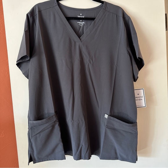 NWT Beyond Scrubs Unity 3-Pocket V-Neck Top - Picture 3 of 6